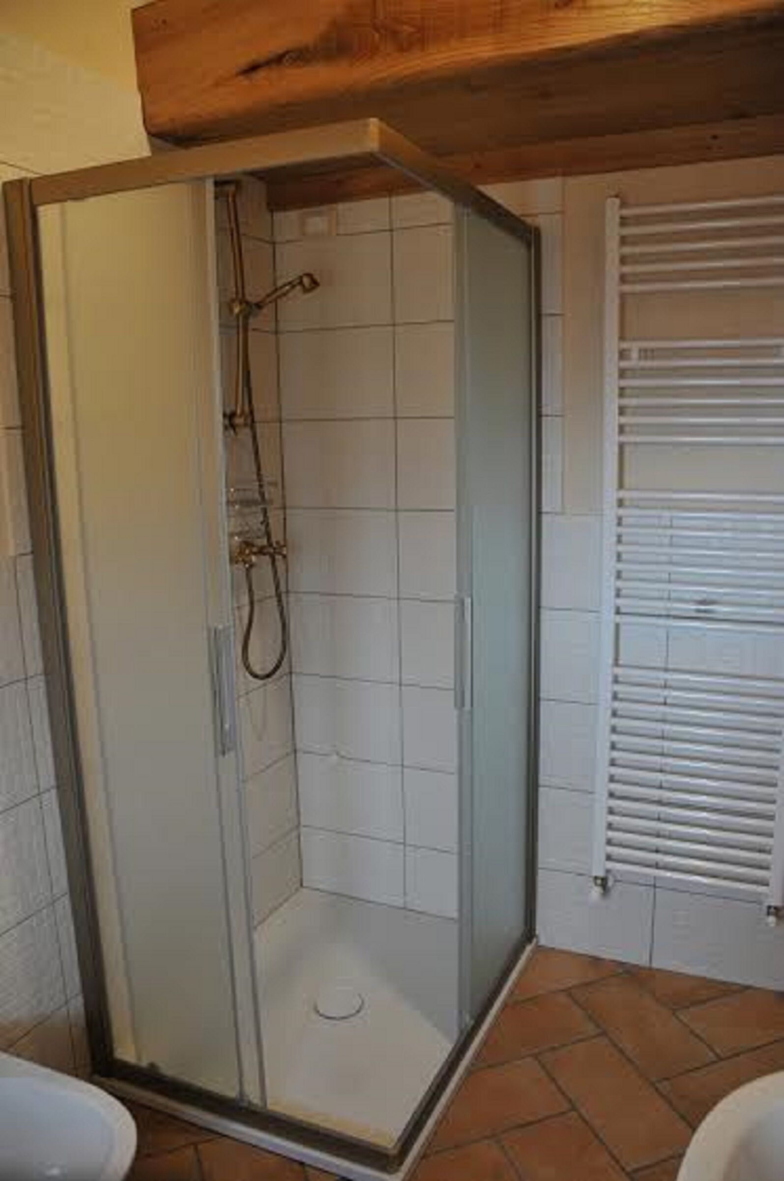 Douche, sèche-cheveux, bidet, serviettes fournies