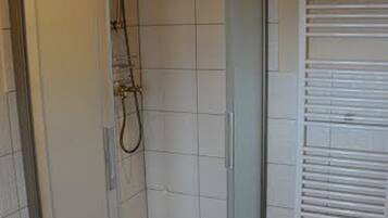 Douche, sĂšche-cheveux, bidet, serviettes fournies