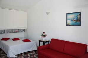 1 quarto, ferros/tábuas de passar roupa, berço de viagem