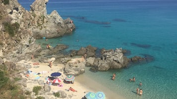 Una spiaggia nelle vicinanze