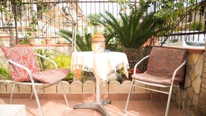 A patio with two chairs, a table, and a decorative bowl. - Smell of sea house (Avola)
