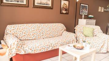 Smart-tv, böcker och ett musikbibliotek