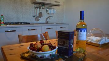 Kühlschrank, Ofen, Herdplatte, Wasserkocher mit Kaffee-/Teezubehör