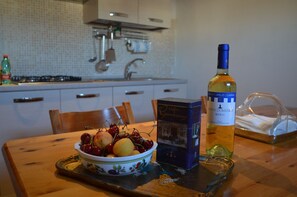 Réfrigérateur, four, plaque de cuisson, cafetière/bouilloire