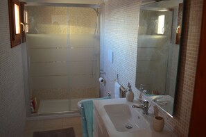 Shower, hair dryer, bidet, towels