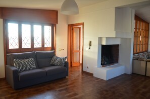 Fernseher, Kamin, Bücher