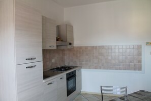 Frigorifero, microonde, forno, piano cottura