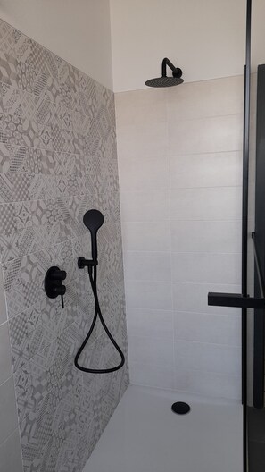 Combined shower/tub, hair dryer, towels, soap - Holiday home Claudette (Arco)