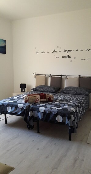 2 室のベッドルーム、WiFi、ベッドシーツ