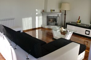 TV, fireplace - Quinta das Beautiful 2 :) (Mondim de Basto)