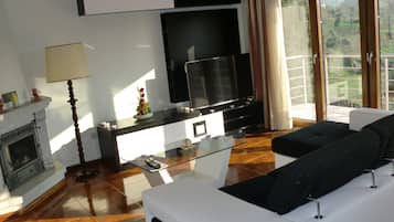 Una televisión, una chimenea
