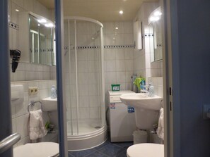 Shower, hair dryer, soap, toilet paper - Cozy vacation apartment right on the beach (Schleswig-Holstein)
