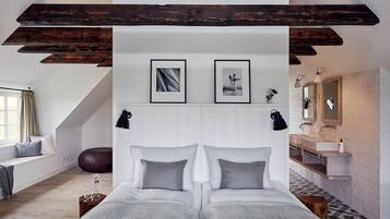 2 bedrooms, iron/ironing board, Internet, bed sheets