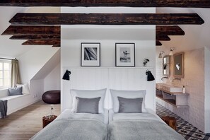 2 bedrooms, iron/ironing board, Internet, bed sheets