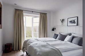 2 slaapkamers, een strijkplank/strijkijzer, internet, beddengoed