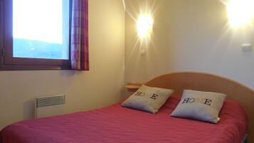 1 bedroom, iron/ironing board, travel cot