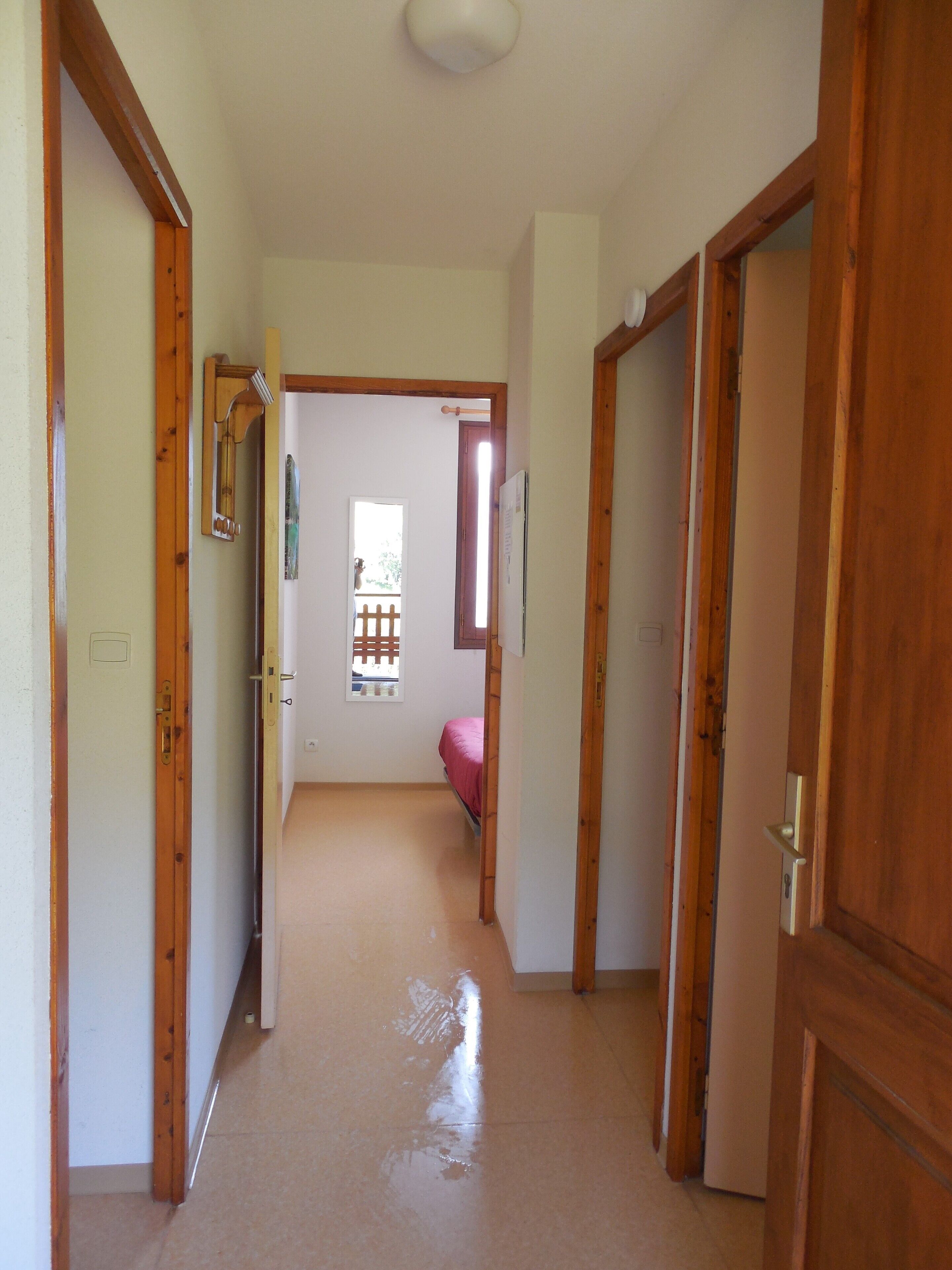 1 slaapkamer, een strijkplank/strijkijzer, reisbedje