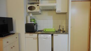 Een koelkast, een microgolfoven, een oven, een kookplaat