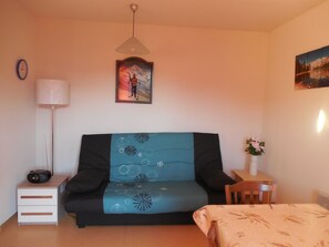 Téléviseur, lecteur de DVD, livres, sélection de films