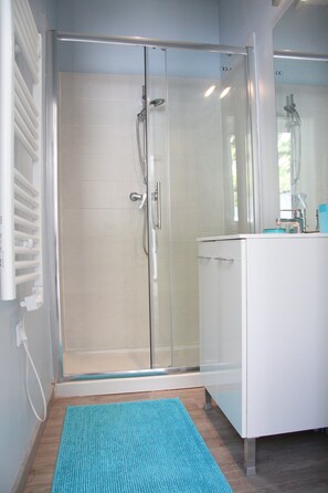 Shower, hair dryer, towels, soap - Bright house, less than 100 m from the beach, shops and market. (Châtelaillon-Plage)