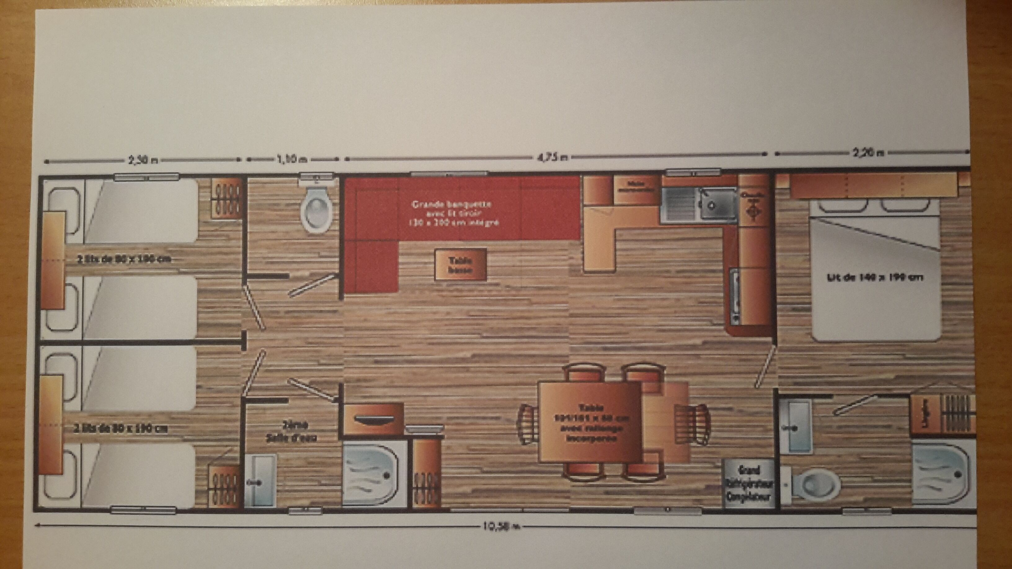 Plànol d'una habitació d'hotel amb cuina americana, zona de menjador i bany.