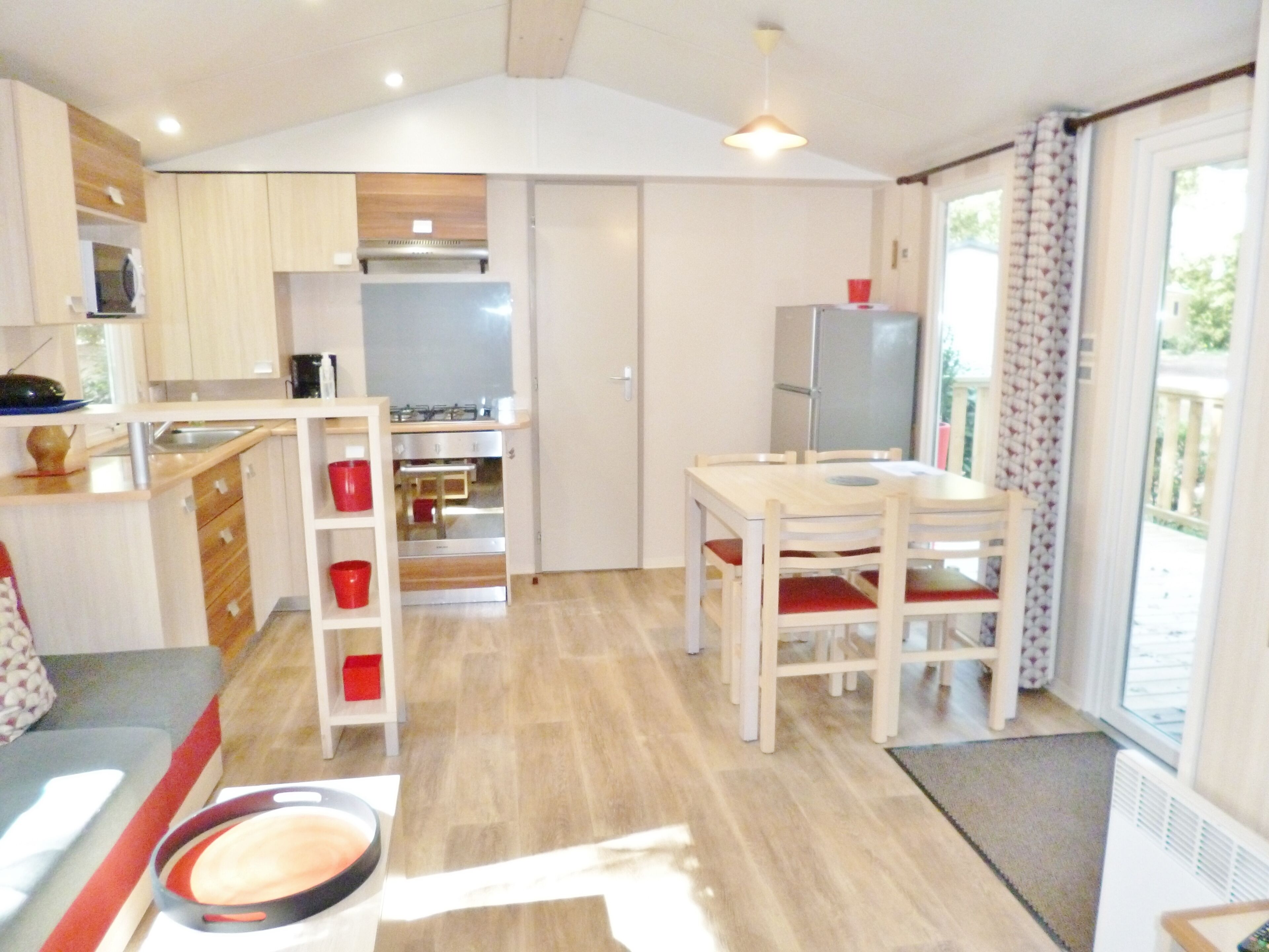 Frigorífico, microondas, horno y placa de cocina