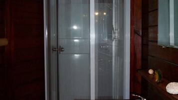 Dusche, Haartrockner, HandtĂŒcher, Seife