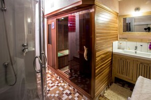 Dusche, Haartrockner, Handtücher, Toilettenpapier