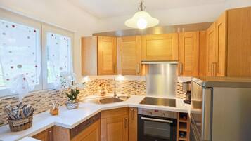 Een koelkast, een microgolfoven, een oven, een kookplaat