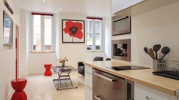 Réfrigérateur, micro-ondes, four, plaque de cuisson