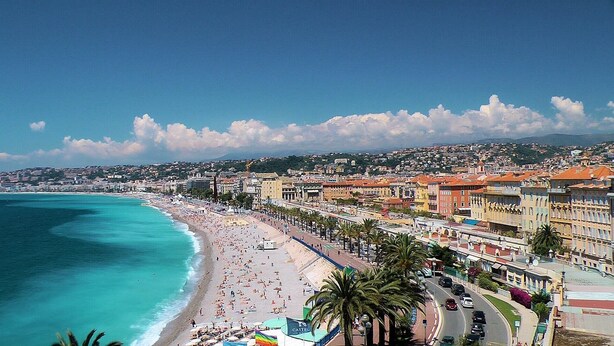 A coastal cityscape with a beach, buildings, and a clear sky. - Studio charm in the heart of Old Nice (Nice)