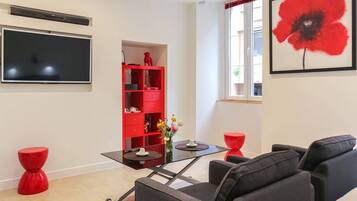 TV connectée, lecteur de DVD, livres, chaßne hi-fi