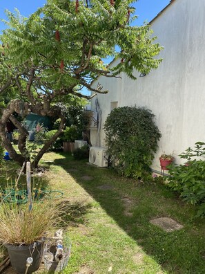 Property grounds - House with small garden in a quiet area 3 minutes from the town center (La Rochelle)