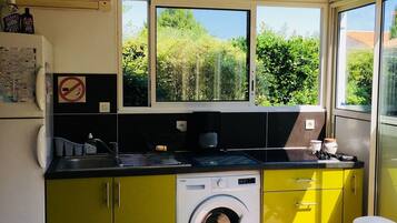 Micro-ondes, four, plaque de cuisson, cafetière/bouilloire