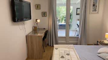 3 chambres, bureau, fer et planche à repasser, lit parapluie