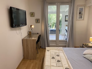 3 bedrooms, desk, iron/ironing board, travel crib