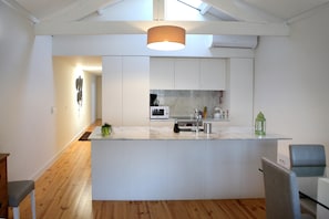 Fridge, microwave, oven, stovetop - Charming Apartment in the Historic Center of Porto - High Standing (Porto)