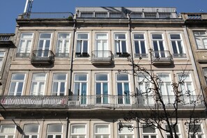 A multi-story building with balconies, large windows, and a classic architectural style. - Charming Apartment in the Historic Center of Porto - High Standing (Porto)