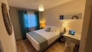 6 bedrooms, desk, iron/ironing board, travel crib