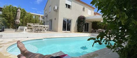 حمّام سباحة خارجي، حمّام سباحة مُدفَّأ