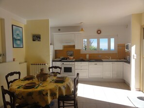 ثلاجة، ميكروويف، فرن، موقد طهي مسطح