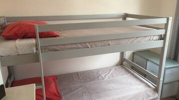 6 slaapkamers, een strijkplank/strijkijzer, gratis wifi, beddengoed