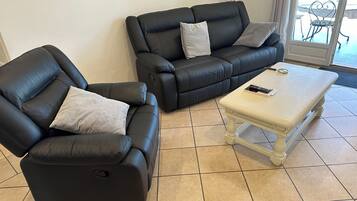 TV connectée, lecteur de DVD, table de tennis de table, chaßne hi-fi