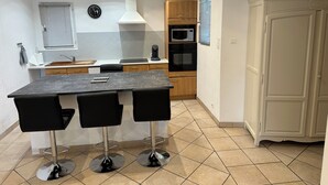 Kaffetrakter/tekoker, kjøleskap, mikrobølgeovn og ovn