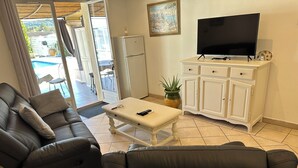 Smart-TV, DVD-spiller, bordtennis og stereoanlegg