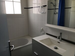 Combined shower/tub, hair dryer, toilet paper - Quiet, sea view - 1st floor detached villa with garden - 150 m beach (Barbâtre)