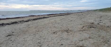 På stranden