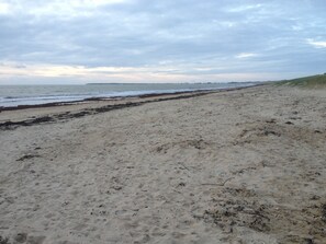 På stranden