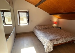 2 Schlafzimmer, Schreibtisch, Bügeleisen/Bügelbrett, kostenloses WLAN
