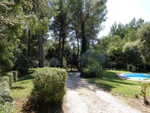 Property grounds - Typical and luxurious house in the very heart of provence with swimming pool . (Vaucluse)